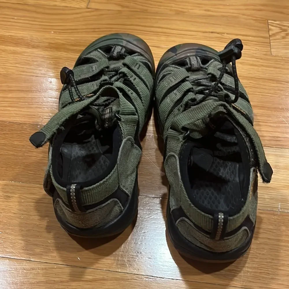 𝅺KEEN camouflage waterproof sandals size 5.